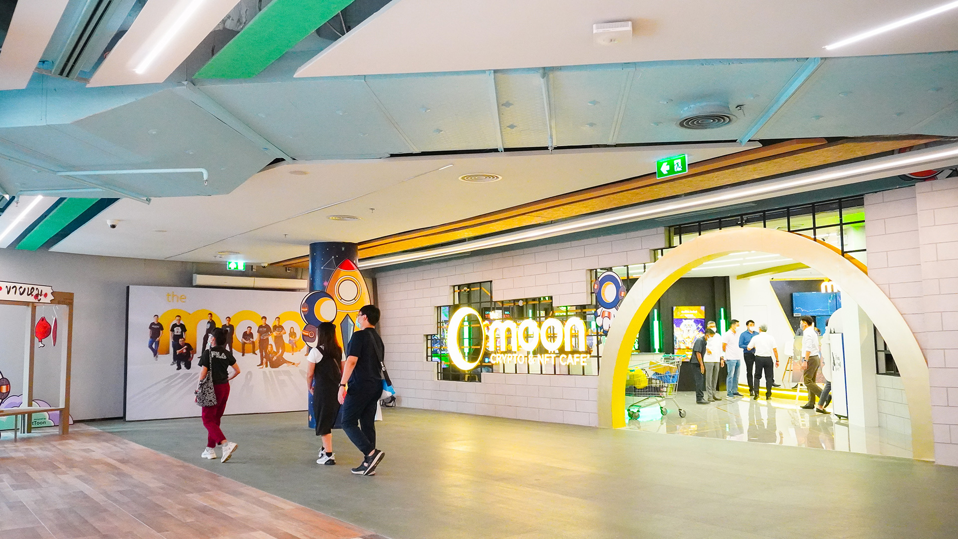 THE-MOON-CRYPTO-NFT-CAFE-10